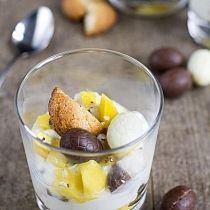 kwark met mango, bitterkoekjes en paaseitjes
