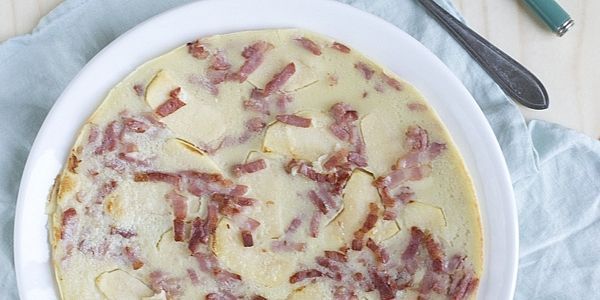 Pannenkoek gevuld met appel en spek