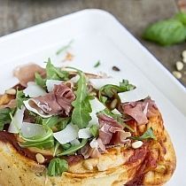 Pizza spiraal met serranoham