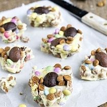 Witte rocky road met paaseieren