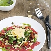Klassieke carpaccio met pesto