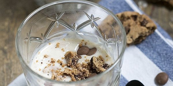 Banana soft serve met chocolade en koekjes