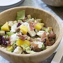 Frisse salade serranoham met ananas