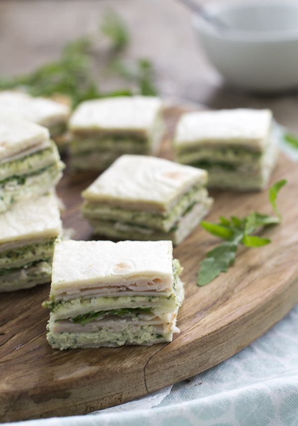 Kippesto hapje van wraps met roomkaas en Parmezaan