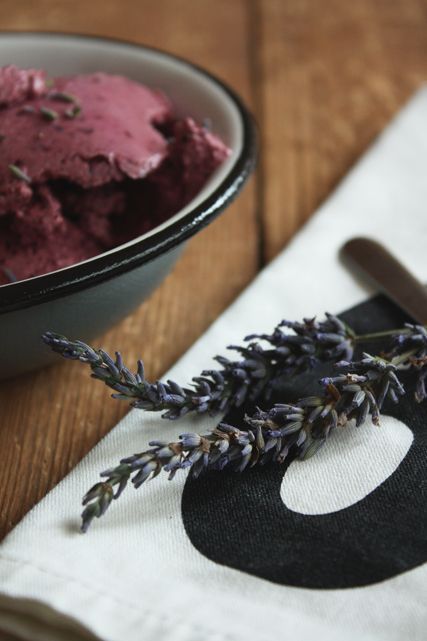 Bosvruchtenijs met lavendel2