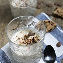 Bananen softijs met koekjes en chocolade