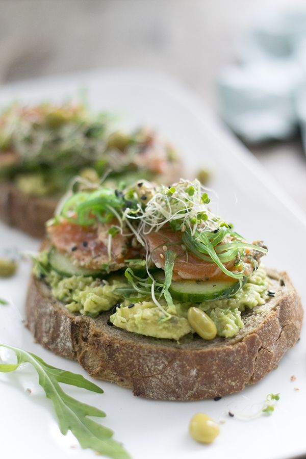 Poke toast met zalm recept