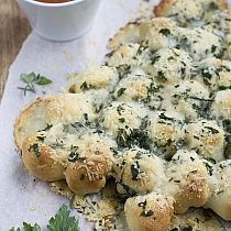 Kerstboom borrelbrood gevuld met mozzarella