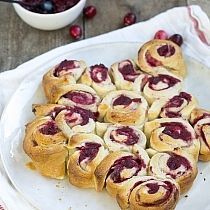 Kerstontbijt - Kerstster van croissantdeeg met cranberrysaus