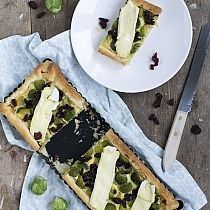 Hartige taart met spruitjes en brie