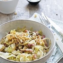 Bami met spitskool en spekjes recept