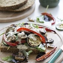 Broodje met gegrilde groenten, hummus en vijgen-gember mayo