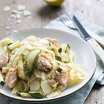 Citroenpasta met zalm en courgette