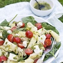 Pastasalade met kippesto en spinazie