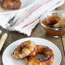 Uienringen in spek met barbecuesaus