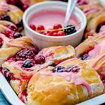 Zomerse rolls met icing van frambozen