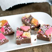 Kraamhapje fudge met roze koek