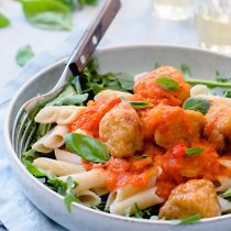 Pasta met rode saus en visballetjes