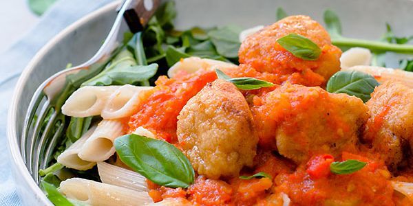 Pasta met rode saus en visballetjes