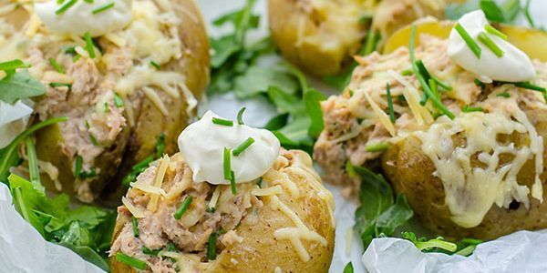 Gepofte aardappel met tonijn en kaas