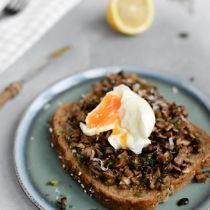 Toast met champignontappenade en ei