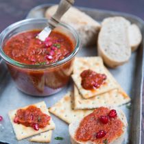 Muhammara dip met granaatappelpitjes