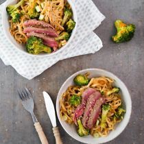 Noedels met biefstuk en broccoli