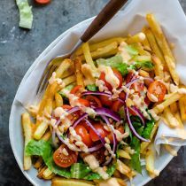 Vegetarische kapsalon met kaassaus