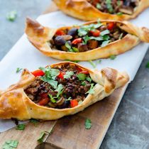 Turkse pides met gehakt en paprika