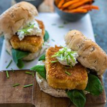 Visburger met fetaroom en wortelfriet