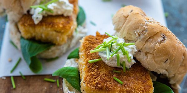Visburger met fetaroom en wortelfriet