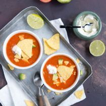 Mexicaanse tomatensoep met nacho's
