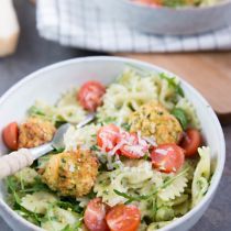 Pasta pesto met courgetteballejtes