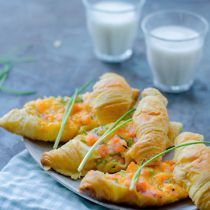 Gevulde croissant met ei en zalm