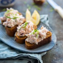 Zalmsalade van gerookte zalm met citroen