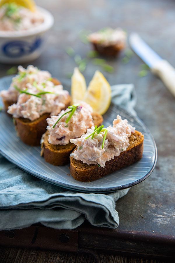 Zalmsalade van gerookte zalm met citroen