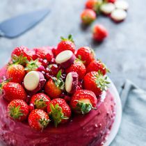 roze chocolade cheesecake met aardbeien