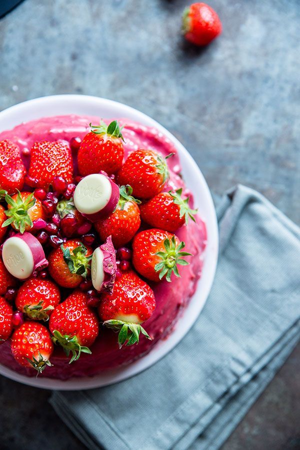 roze chocolade cheesecake met aardbeien