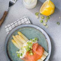 Asperges met zalm en een yoghurt-citroensausje