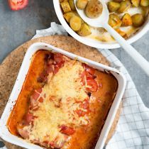 Kiphamrolletjes uit de oven met tomaat