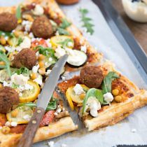 Plaattaart van falafel met gegrilde groenten