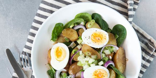 Aardappelsalade met spinazie en ei