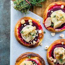 Pizzahapje met rode biet en geitenkaas