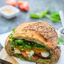 Gevuld brood caprese picknickbrood
