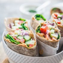 Snelle groentewraps met hummus en yoghurtdip