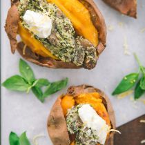 Gevulde zoete aardappel met pesto en champignons