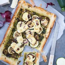 Plaattaart van courgette met brie en pesto