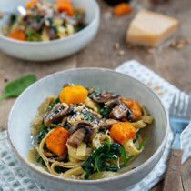 Herfstpasta met champignons, spinazie en pompoen