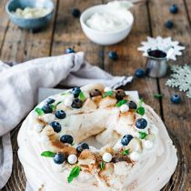 Pavlovakrans met winterfruit en maple syrup