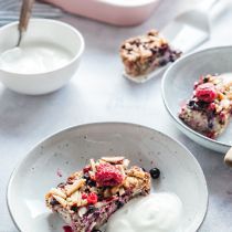 Ontbijtcake van havermout met bessen en chocolade